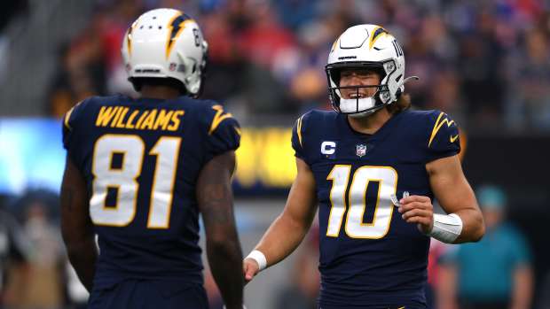 los-angeles-chargers-wide-receiver-mike-williams-81-and-quarterback-justin-herbert-10