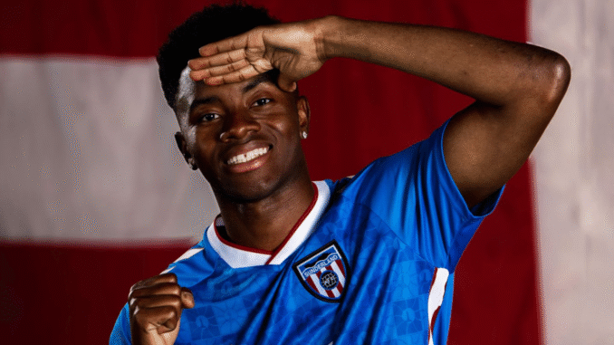 Simon-Adringa-salutes-after-signing-for-Sunderland